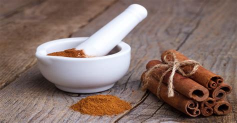 Ilustrácia škoricových tyčiniek a mletej škorice