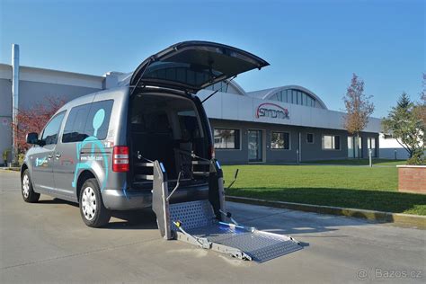 Elektrohydraulická plošina v automobile