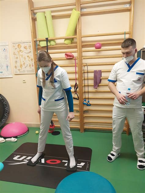 Tím lekárov a fyzioterapeutov na rehabilitačnom oddelení