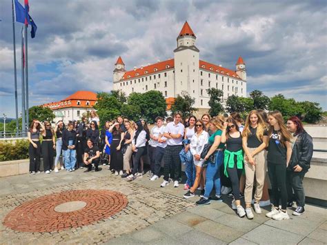 Študenti na akademickej pôde vysokej školy