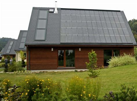 Rodinný dom s nízkymi príjmami pred a po inštalácii solárnych kolektorov