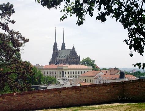 Panoráma Brna s hradom Špilberk a katedrálou Petra a Pavla