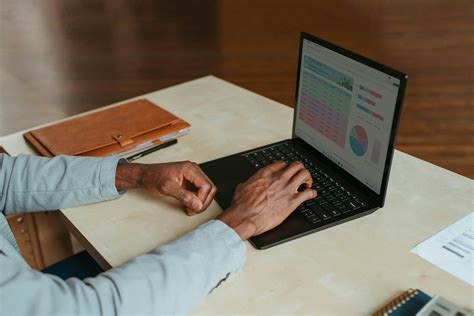 Zamestnanec pracujúci na notebooku z domu