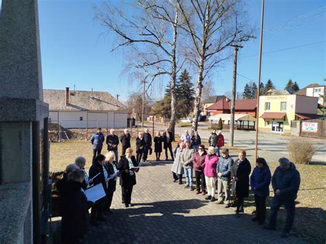 Skupina usmievavých seniorov spoločne sa zúčastňujúcich na podujatí v obci
