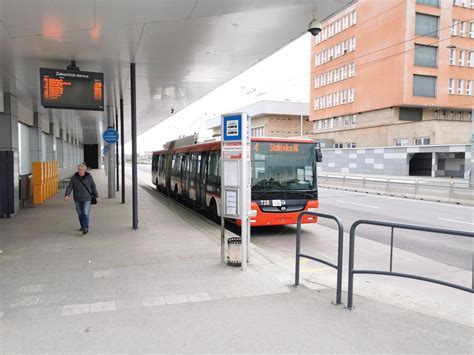 Ilustračná fotografia seniora pri registrácii na železničnej stanici