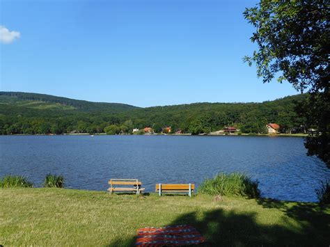 Panoráma Vinianskeho jazera a okolia