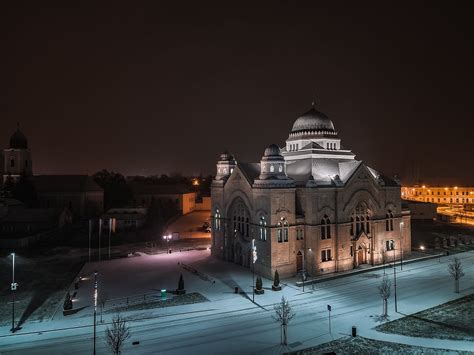 Ilustrácia človeka, ktorý premýšľa, ako využiť voľný čas