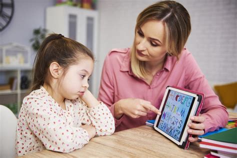 Dieťa hrajúce sa na tablete