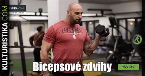 Staršia žena robí bicepsové zdvihy s fľašami vody