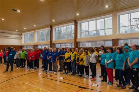 Seniori cvičiaci zumbu v telocvični