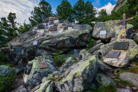 Popradské Pleso s horskou chatou a Symbolický cintorín