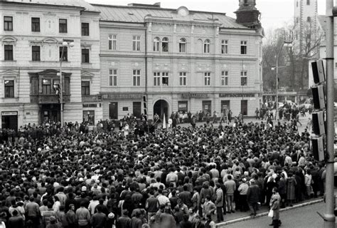 Fotografia zhromaždených študentov na Hodžovom námestí v Bratislave 16. novembra 1989