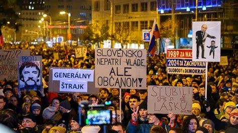 Koláž fotografií kľúčových osobností Nežnej revolúcie