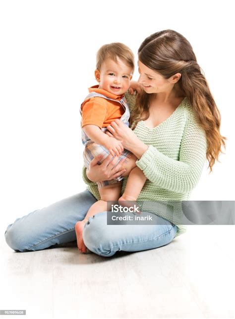 Šťastná matka s dvomi deťmi