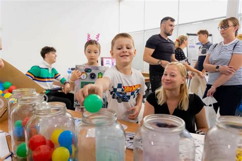 Fotografia žiakov vykonávajúcich vedecké experimenty