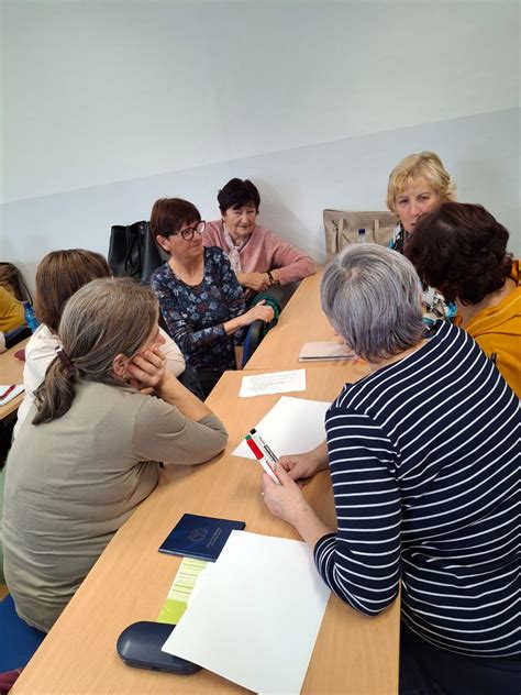 Seniori pri skupinovej aktivite