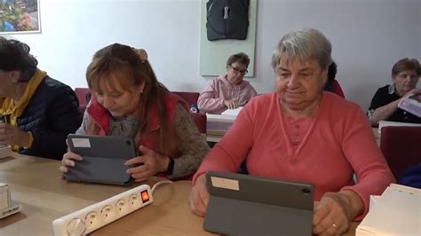 Seniori na spoločenských hrách v klube dôchodcov