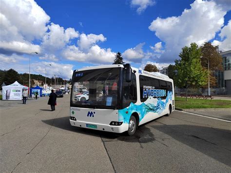 Autobus na poznávacom zájazde v malebnej európskej krajine