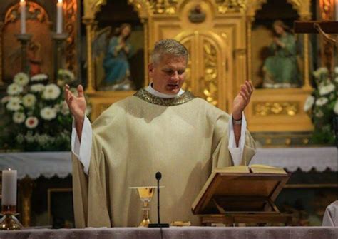 Kňaz slúžiaci svätú omšu, symbolizujúcu duchovný život v diecéze