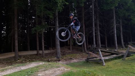 Žena skáče na trampolíne a drží si brucho