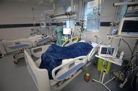 Pacient po kardioverzii na lôžku s monitorovacími prístrojmi