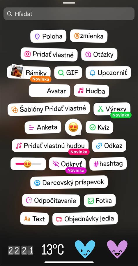 Snímka obrazovky s editorom Instagram príbehu a možnosťami pridania nálepiek a hashtagov