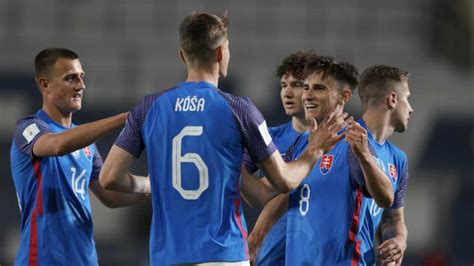 Mladí slovenskí futbalisti s náramkami priateľstva