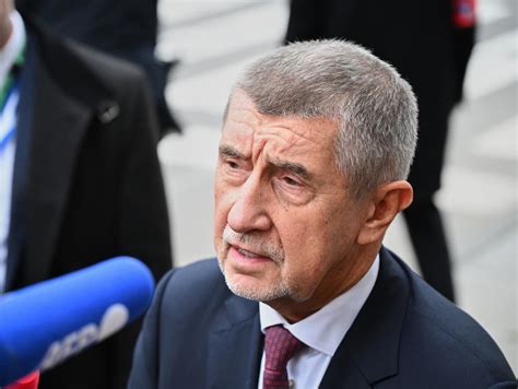 Rodina s novorodencom a symbolom finančnej podpory