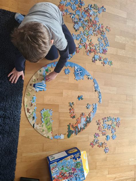 Deti skladajú puzzle