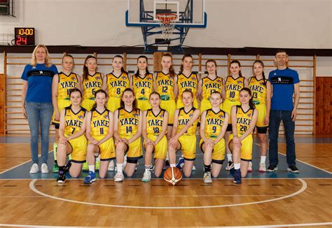 Mladé basketbalistky Young Angels U17 Košice oslavujú víťazstvo