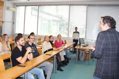 Skupina študentov diskutujúcich na univerzitnej chodbe