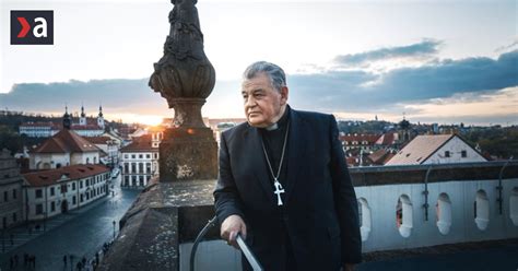 Kardinál Casaroli sa zdraví s veriacimi na Velehrade