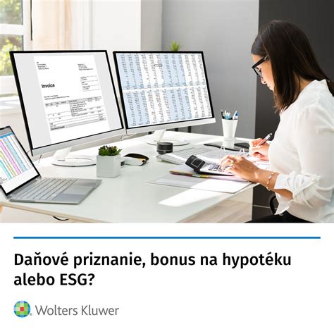 Dôchodca s kalkulačkou a dokumentmi k daňovému priznaniu