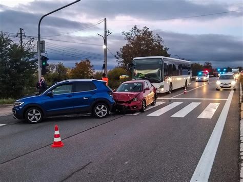 Dopravná nehoda s dvoma autami a policajným vozidlom na mieste.
