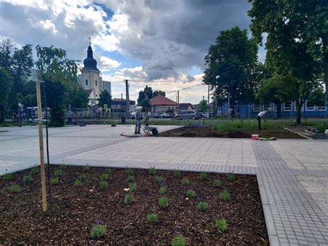 Súčasný vzhľad Námestia osloboditeľov s ľuďmi oddychujúcimi na lavičkách