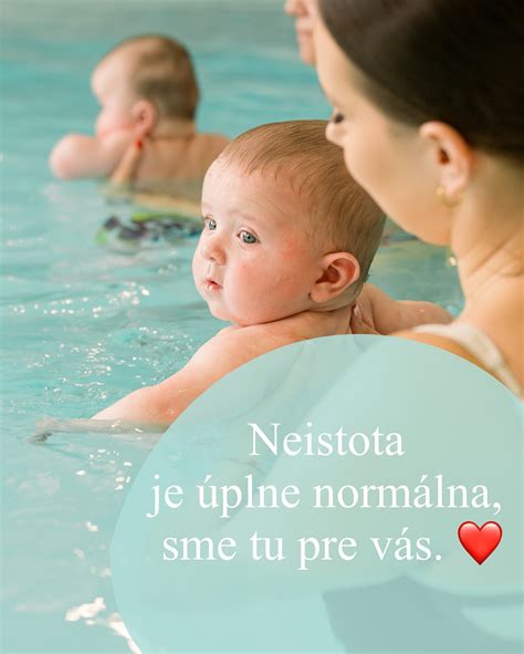 Bábätko vo vode s rodičom na lekcii plávania