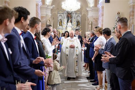 Prijímatelia zariadenia tlieskajú a spievajú s účinkujúcimi
