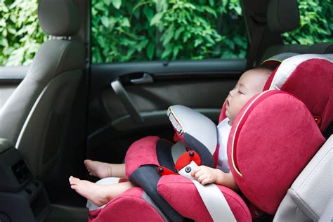 Porovnanie detskej autosedačky a podsedáku