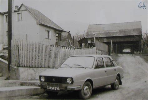 Ilustračná fotografia parkujúcich áut v obci
