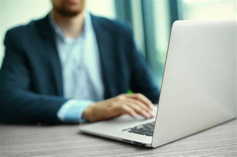 Osoba píšuca blog na notebooku