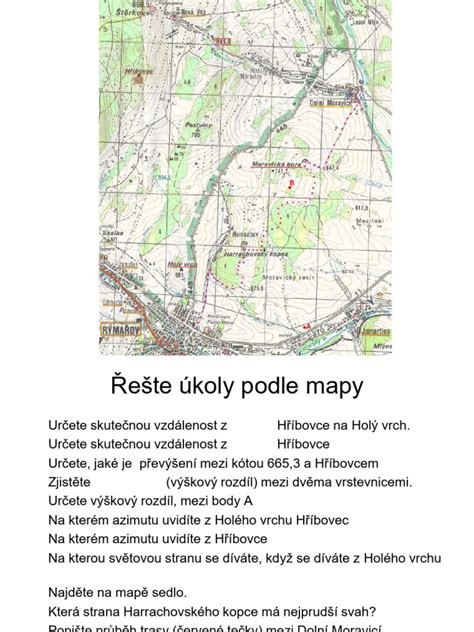 Rodina plánujúca túru s mapou