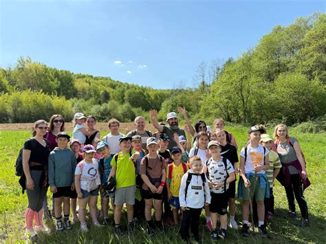 Skupina detí s dospelým na turistickom chodníku