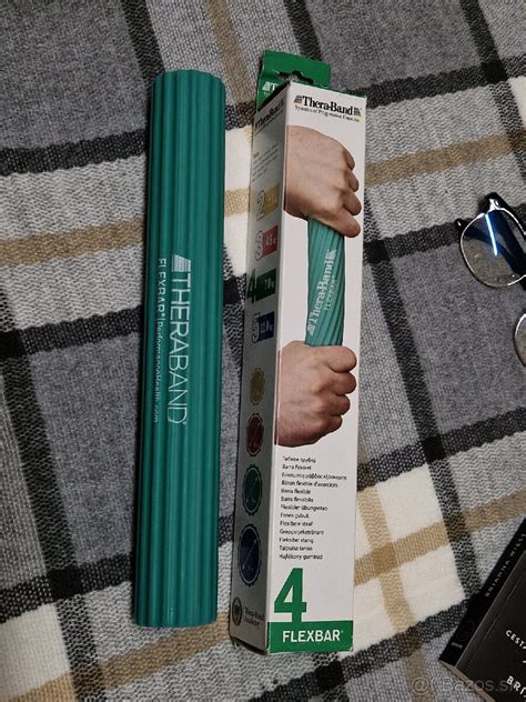 Osoba používajúca FlexBar na cvičenie predlaktia