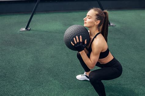 Muž cvičiaci so slam ball