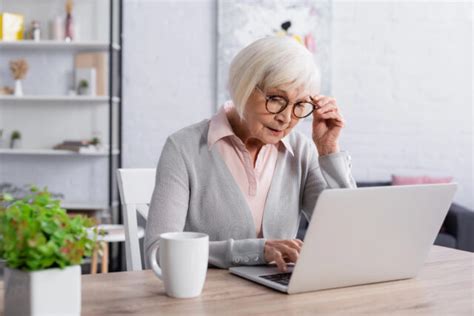 seniorov pri vzdelávacom procese alebo práci s počítačom