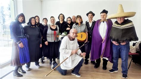 Dôchodcovia recitujú a spievajú na pódiu