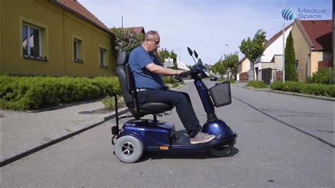 Senior kráča s chodítkom