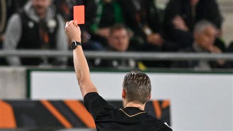 Rozhodca hádzanej udeľuje červenú kartu