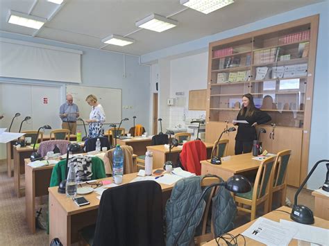 Skupina študentov na jazykovom kurze s lektorom