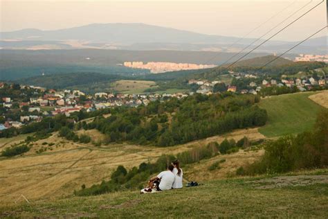 Ľudia rôzneho veku a pohlavia venujúci sa rôznym športovým aktivitám v prírode aj v interiéri